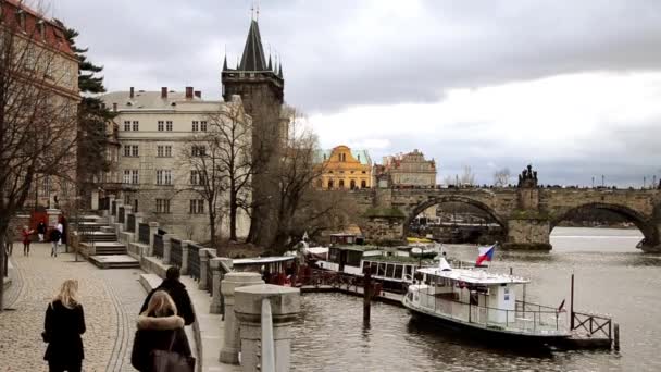 Praha tampilan dan jembatan Charles — Stok Video