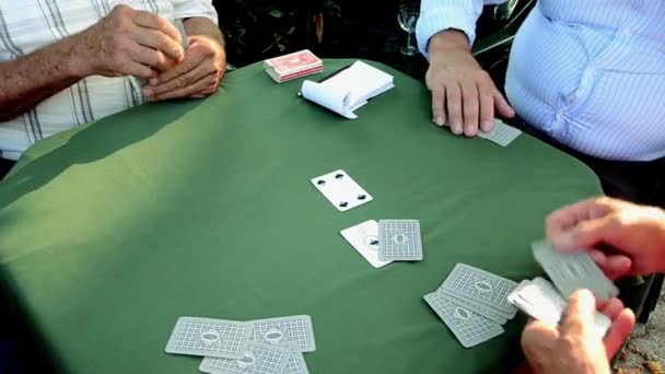 Le vieil homme distribue des cartes — Video