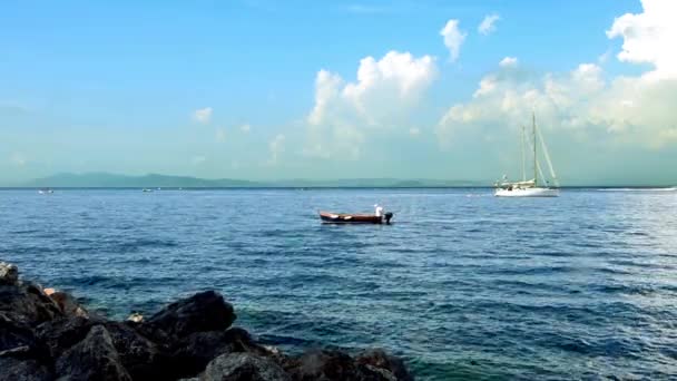 Рыбак, плывущий на лодке, розовое небо — стоковое видео