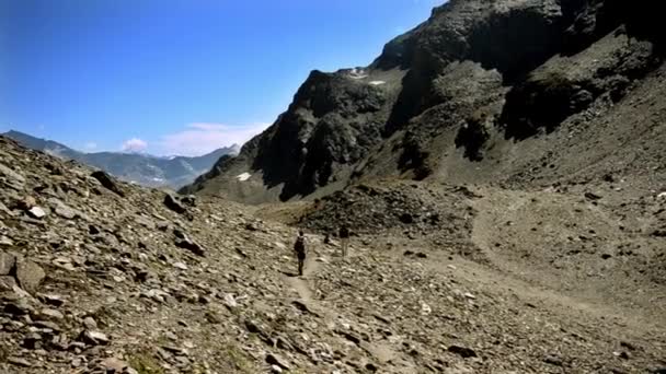 Senderismo en los Alpes — Vídeo de stock