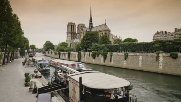 Notre Dame De Paris dari Sungai Siene - Time Lapse — Stok Video