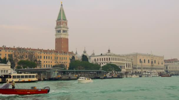 Schot van Piazza San Marco en het Dogenpaleis door de zee 4k — Stockvideo