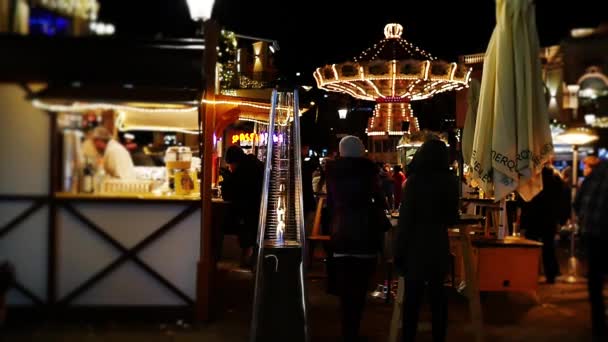 Bar nocturno al aire libre en feria de atracciones — Vídeo de stock