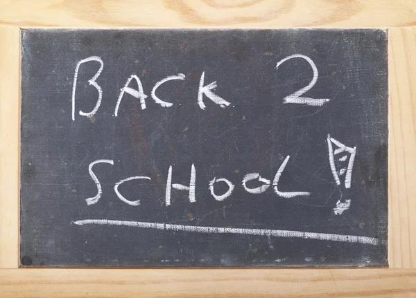 Okula geri söyleyerek parlak bir ahşap çerçeve içinde yazı tahtası — Stok fotoğraf