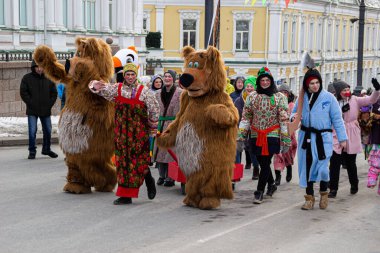OMSK, RUSSIA - 1 Mart 2020: Halk festivalleri. Maslenitsa Rusya 'da. Sibirya 'da Maslenitsa Haftası. Karnaval. Shrovetide 'i Kutlayan İnsanlar