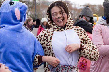 OMSK, RUSSIA - 1 Mart 2020: Halk festivalleri. Maslenitsa Rusya 'da. Sibirya 'da Maslenitsa Haftası. Karnaval. Shrovetide 'i Kutlayan İnsanlar