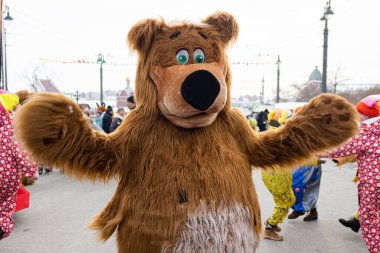 OMSK, RUSSIA - 1 Mart 2020: Halk festivalleri. Maslenitsa Rusya 'da. Sibirya 'da Maslenitsa Haftası. Karnaval. Shrovetide 'i kutlayan insanlar. Ayı.
