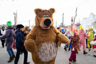 OMSK, RUSSIA - 1 Mart 2020: Halk festivalleri. Maslenitsa Rusya 'da. Sibirya 'da Maslenitsa Haftası. Karnaval. Shrovetide 'i kutlayan insanlar. Ayı.