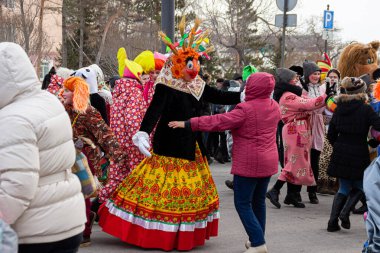 OMSK, RUSSIA - 1 Mart 2020: Halk festivalleri. Maslenitsa Rusya 'da. Sibirya 'da Maslenitsa Haftası. Karnaval. Shrovetide 'i Kutlayan İnsanlar