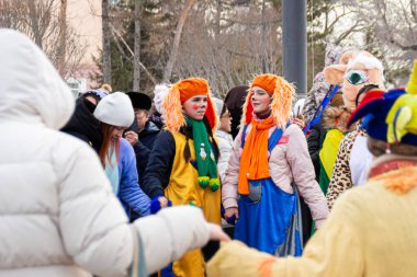 OMSK, RUSSIA - 1 Mart 2020: Halk festivalleri. Maslenitsa Rusya 'da. Sibirya 'da Maslenitsa Haftası. Karnaval. Shrovetide 'i Kutlayan İnsanlar
