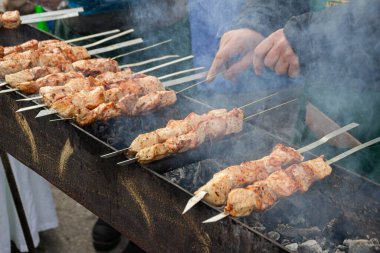 OMSK, RUSSIA - 1 Mart 2020: Halk festivalleri. Maslenitsa Rusya 'da. Sibirya 'da Maslenitsa Haftası. Karnaval. Shrovetide 'i kutlayan insanlar. Izgarada ızgara şiş kebap