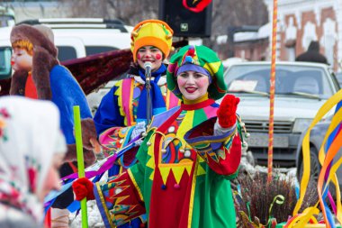 OMSK, RUSSIA - 1 Mart 2020: Halk festivalleri. Maslenitsa Rusya 'da. Sibirya 'da Maslenitsa Haftası. Karnaval. Shrovetide 'i Kutlayan İnsanlar