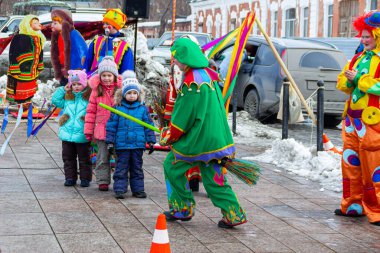OMSK, RUSSIA - 1 Mart 2020: Halk festivalleri. Maslenitsa Rusya 'da. Sibirya 'da Maslenitsa Haftası. Karnaval. Shrovetide 'i Kutlayan İnsanlar