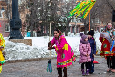 OMSK, RUSSIA - 1 Mart 2020: Halk festivalleri. Maslenitsa Rusya 'da. Sibirya 'da Maslenitsa Haftası. Karnaval. Shrovetide 'i Kutlayan İnsanlar