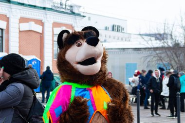 OMSK, RUSSIA - 1 Mart 2020: Halk festivalleri. Maslenitsa Rusya 'da. Sibirya 'da Maslenitsa Haftası. Karnaval. Shrovetide 'i kutlayan insanlar. Ayı.