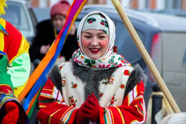 OMSK, RUSSIA - 1 Mart 2020: Halk festivalleri. Maslenitsa Rusya 'da. Sibirya 'da Maslenitsa Haftası. Karnaval. Shrovetide 'i Kutlayan İnsanlar