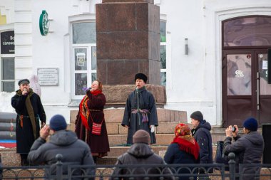 OMSK, RUSSIA - 1 Mart 2020: Halk festivalleri. Maslenitsa Rusya 'da. Sibirya 'da Maslenitsa Haftası. Karnaval. Shrovetide 'i Kutlayan İnsanlar