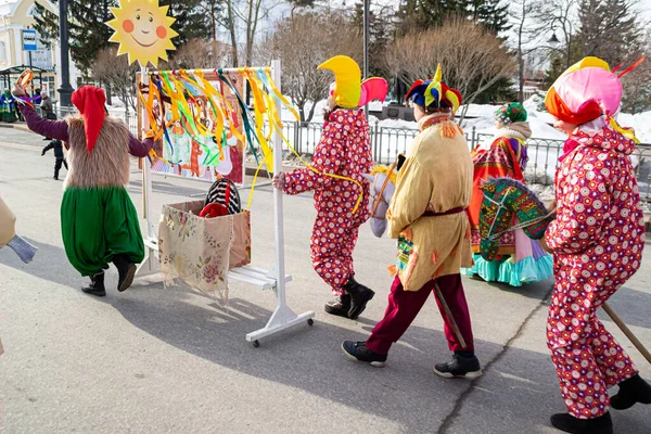 OMSK, RUSSIA - 1 Mart 2020: Halk festivalleri. Maslenitsa Rusya 'da. Sibirya 'da Maslenitsa Haftası. Karnaval. Shrovetide 'i Kutlayan İnsanlar