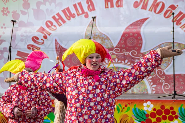 Omsk ロシア 2020年3月1日 民俗祭り ロシアのマレニツァ シベリアのマレニツァの週 カーニバルだ シュローヴタイドを祝う人々 — ストック写真