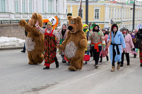 OMSK, RUSSIA - 1 Mart 2020: Halk festivalleri. Maslenitsa Rusya 'da. Sibirya 'da Maslenitsa Haftası. Karnaval. Shrovetide 'i Kutlayan İnsanlar