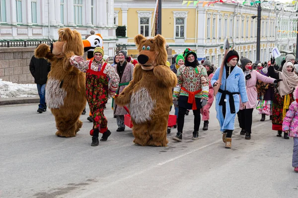 OMSK, RUSSIA - 1 Mart 2020: Halk festivalleri. Maslenitsa Rusya 'da. Sibirya 'da Maslenitsa Haftası. Karnaval. Shrovetide 'i Kutlayan İnsanlar
