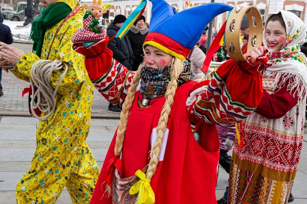 OMSK, RUSSIA - 1 Mart 2020: Halk festivalleri. Maslenitsa Rusya 'da. Sibirya 'da Maslenitsa Haftası. Karnaval. Shrovetide 'i Kutlayan İnsanlar