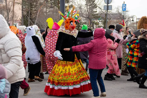 OMSK, RUSSIA - 1 Mart 2020: Halk festivalleri. Maslenitsa Rusya 'da. Sibirya 'da Maslenitsa Haftası. Karnaval. Shrovetide 'i Kutlayan İnsanlar