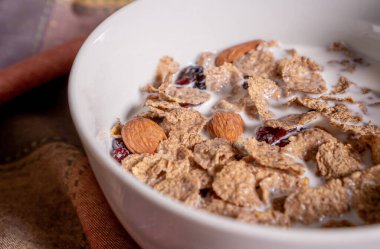 Sütlü, bademli, hindistancevizli ve yaban mersinli tahıl gevreği..