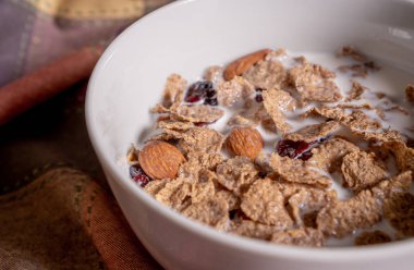 Sütlü, bademli, hindistancevizli ve yaban mersinli tahıl gevreği..