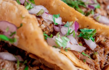 Meksika birria tacoları, kişniş ve soğanlı yakın plan konsepti..