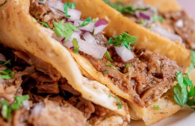 Meksika birria tacoları, kişniş ve soğanlı yakın plan konsepti..