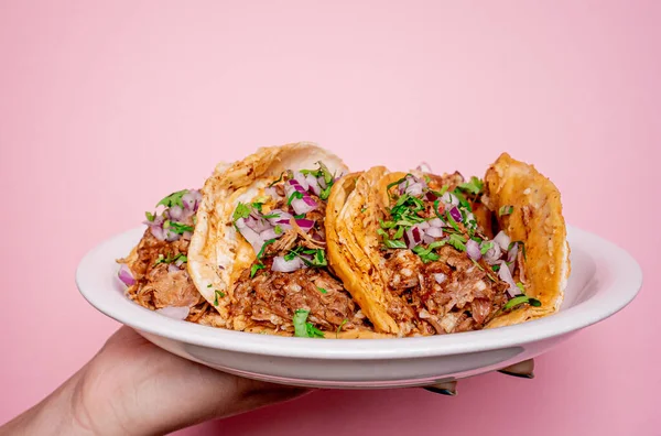 Exquisitos Tacos Birria Mexicana Con Cilantro Cebolla Encima Plato Blanco —  Fotos de Stock