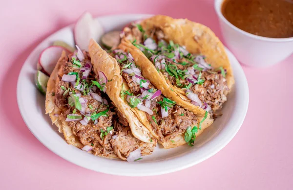 Exquisito Tacos Birria Mexicana Con Cilantro Cebolla Encima Plato Blanco —  Fotos de Stock