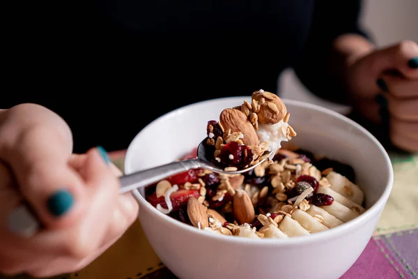 Person Die Exquisite Hausgemachte Haferflocken Mit Banane Erdbeeren Müsli Blaubeeren — Stockfoto