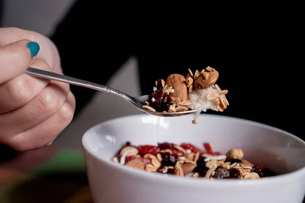 Pessoa Comendo Requintada Aveia Caseira Com Banana Morangos Granola Mirtilo — Fotografia de Stock