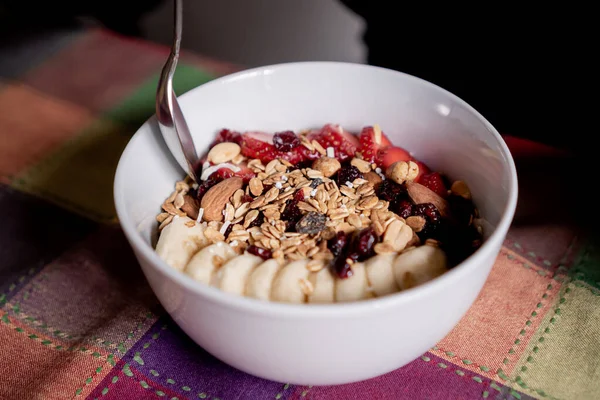 Exquisite Haferflocken Mit Banane Erdbeeren Müsli Blaubeeren Kokos Und Mandeln — Stockfoto