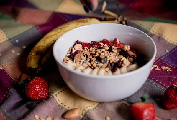 Köstliche Hausgemachte Haferflocken Mit Banane Erdbeeren Mit Einer Hand Die — Stockfoto