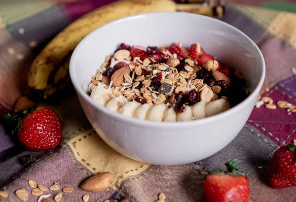 Requintada Aveia Caseira Com Banana Morangos Granola Mirtilo Coco Amêndoas — Fotografia de Stock