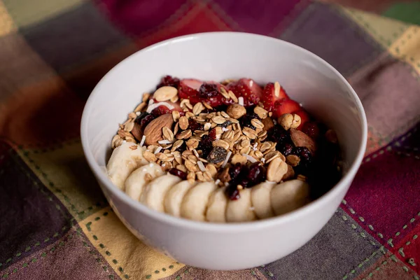 Exquisite Hausgemachte Haferflocken Mit Banane Erdbeeren Müsli Blaubeere Kokosnuss Und — Stockfoto