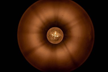 Sarı ışık ve siyah arkaplan ile kolye lamba.