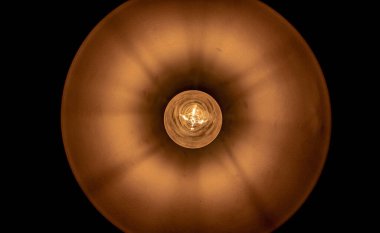 Sarı ışık ve siyah arkaplan ile kolye lamba.