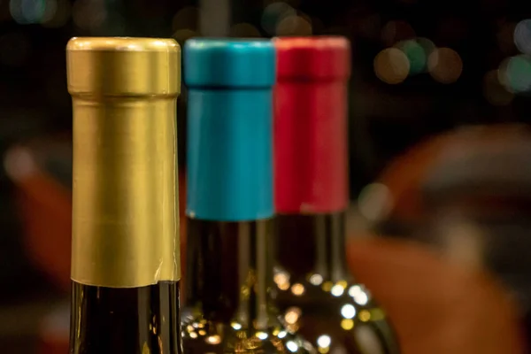 Πολύχρωμα Μπουκάλια Νόστιμο Κρασί Ένα Δωμάτιο Στο Παρασκήνιο Στενή Έννοια — Φωτογραφία Αρχείου