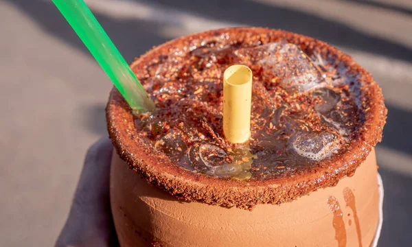 Heerlijke Traditionele Mexicaanse Kleikannen Van Jalisco Met Citroensoda Tequila Tamarinde — Stockfoto