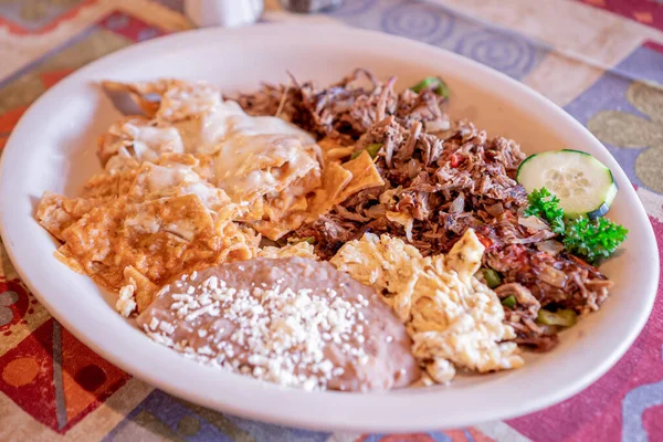 Deliciosos Chilaquiles Mexicanos Tradicionales Con Machaca Acompañados Frijoles Queso Plato —  Fotos de Stock