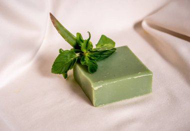 El yapımı nane şekerinden yapılmış yeşil sabunu tazeleyip üzerine nane şekeri konsepti içinde beyaz bir arkaplan konsepti serpiştiriyorum..