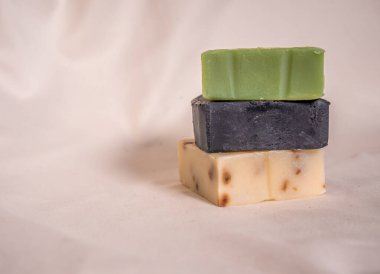 Gül, aloe vera ve aktifleştirilmiş karbon karışımından yapılmış sabunları tazeleyerek yakın plan konseptini oluşturdum..