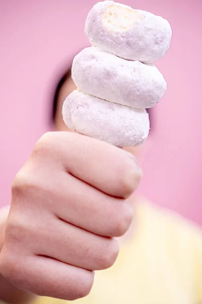 Изысканные Пончики Посыпанные Сахарной Пудрой Смонтированные Большой Палец Руки Человеком — стоковое фото