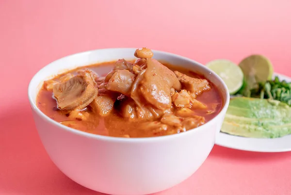 Delicioso Tradicional Menudo Mexicano Uma Placa Branca Acompanhada Por Prato — Fotografia de Stock