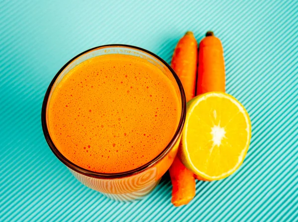 Delicioso Suco Laranja Saudável Com Cenouras Copo Com Cenouras Meia — Fotografia de Stock