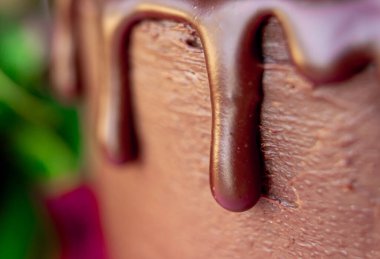 Enfes bir Sevgililer Günü çikolatalı keki. Kapalı konseptte çikolata sosuyla süslenmiş..